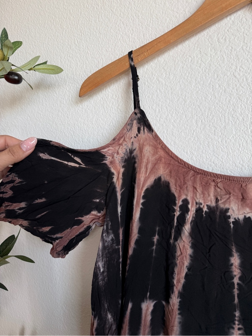 Rock & Republic Black Brown Tie Dye Edgy Cold Shoulder Top Women’s Size Medium - Picture 2 of 5